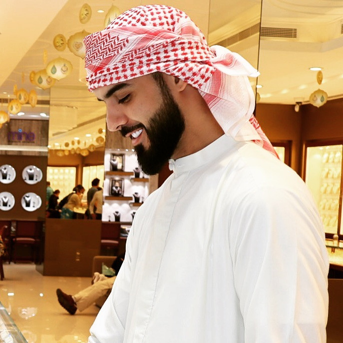 Thực tế, Omar cùng 2 người bạn của mình đã từng đi vào một khu vực cấm tại festival Di sản văn hóa Jenadiyah ở thủ đô Riyadh của Saudi Arabia. Nhóm 3 chàng trai đã được nhân viên an ninh nhắc nhở, họ thậm chí không bị đuổi khỏi sự kiện và càng không có chuyện bị trục xuất khỏi đất nước như những thông tin trên mạng thời điểm đó.