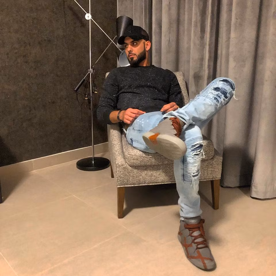 Thời điểm 6 năm về trước, Omar đã tạo ra một cơn sốt thật sự. Hàng triệu cô gái trẻ trên khắp thế giới chỉ cần ngắm ảnh của anh chàng này là không khỏi thốt lên, trầm trồ bởi đơn giản, Omar quá đẹp trai. Tuy nhiên, thông tin Omar cùng 2 người bị khác bị trục xuất khỏi quê hương vì "quá đẹp trai" là không đúng sự thật. Đó chỉ là câu chuyện được thổi phồng lên và tam sao thất bản qua "miệng lưỡi khó lường" của cư dân mạng.