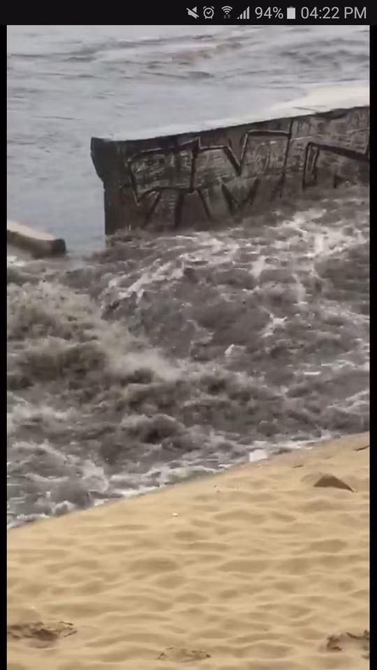 Phat hoang voi clip nuoc thai tuon ra bai bien Da Nang