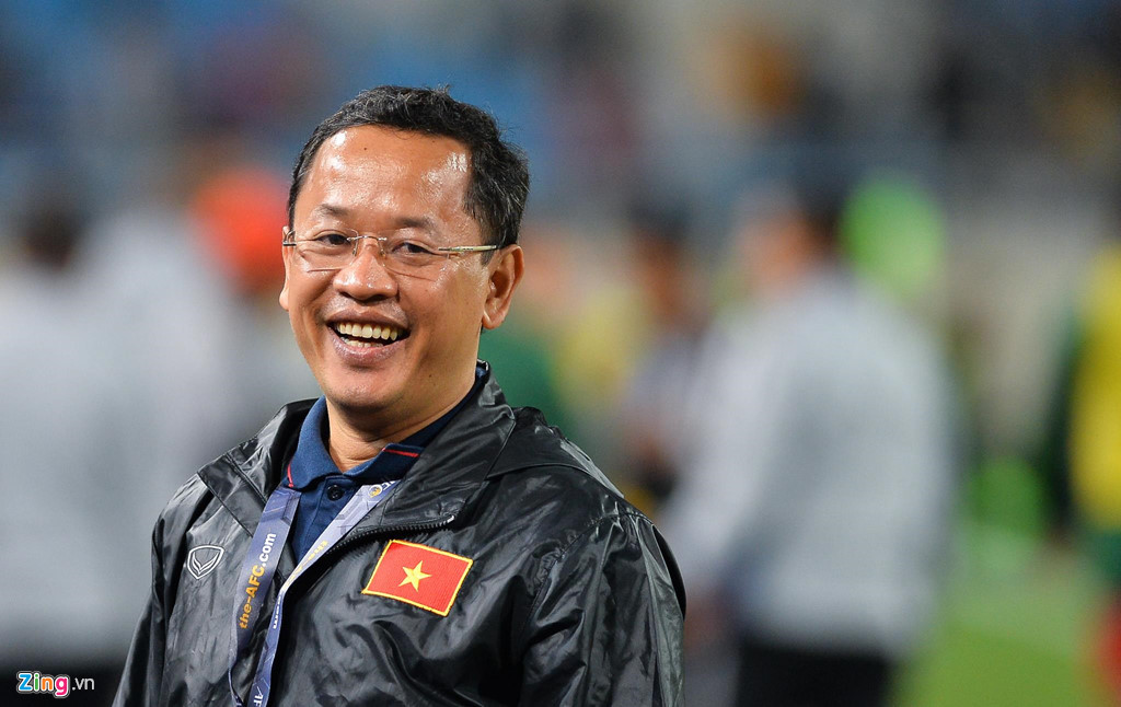 Trợ lý ngôn ngữ Lê Huy Khoa tươi cười ngắm các cầu thủ đi vào đường hầm. Trước đó, HLV Park Hang-seo đã vội vã bắt tay HLV Indonesia và đi vào trong ngay khi có bàn thắng.