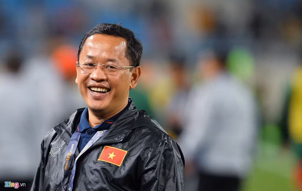 Trợ lý ngôn ngữ Lê Huy Khoa tươi cười ngắm các cầu thủ đi vào đường hầm. Trước đó, HLV Park Hang-seo đã vội vã bắt tay HLV Indonesia và đi vào trong ngay khi có bàn thắng.