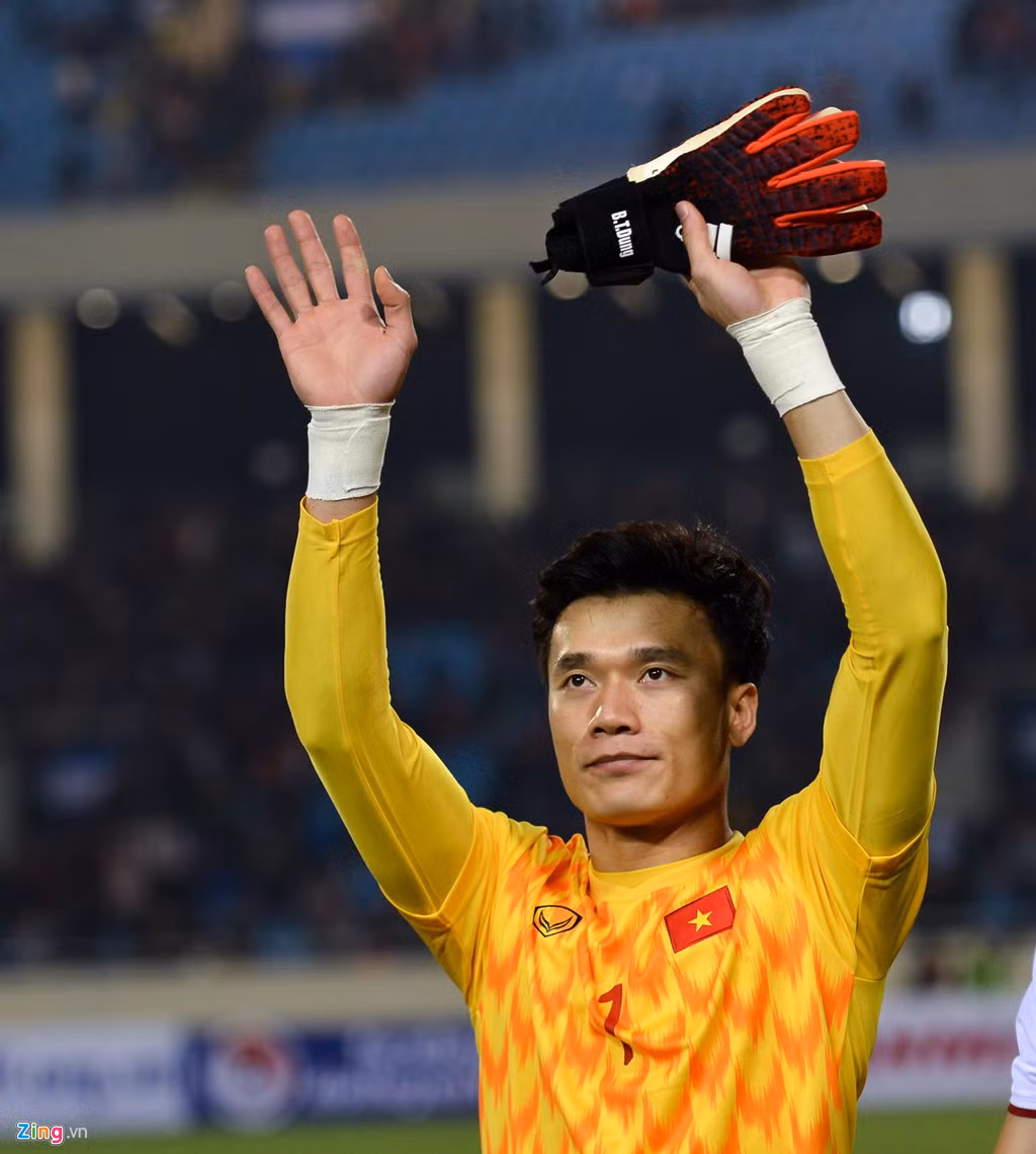 Thủ môn Bùi Tiến Dũng đã mắc rất nhiều sai lầm. Anh bắt bóng không dính, phát bóng không dứt khoát khiến khung thành nhiều lần chao đảo. May mắn là U23 Việt Nam chưa phải nhận trái đắng.