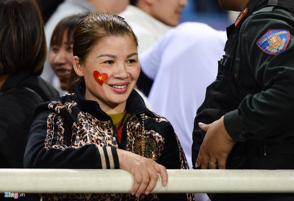 Quang Hải đến nắm tay mẹ sau khi thắng U23 Indonesia Quang Hai den nam tay me sau khi thang U23 Indonesia