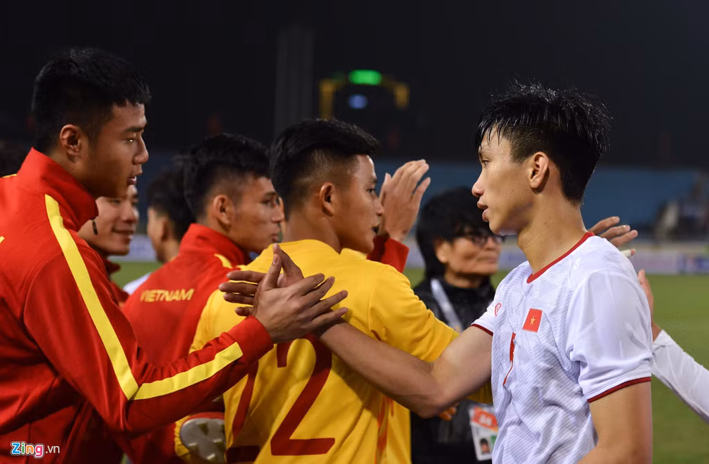 Các cầu thủ đá chính và dự bị bắt tay và ôm nhau khi trút bỏ được gánh nặng.