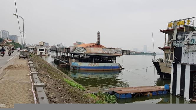 Đầu tháng 5/2019, một du thuyền bỏ hoang ở Hồ Tây đột nhiên bốc cháy dữ dội.