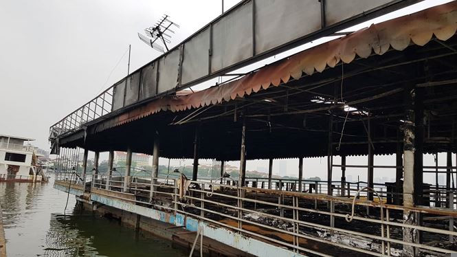 Toàn bộ tài sản phía bên trong bị thiêu rụi, hiện nay thuyền chỉ còn trơ lại khung sắt.