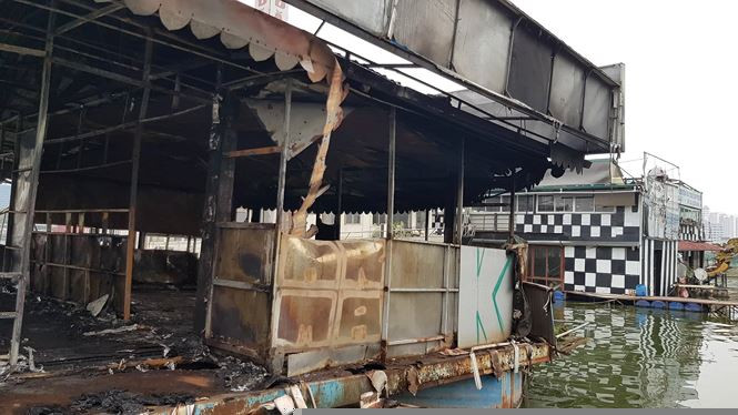 Cảnh du thuyền cháy trơ khung sắt.