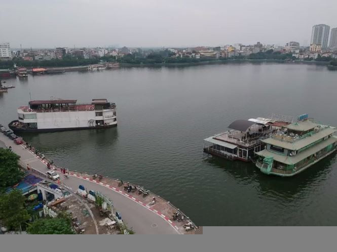 Quang cảnh những chiếc tàu "ma" một góc hồ Tây.