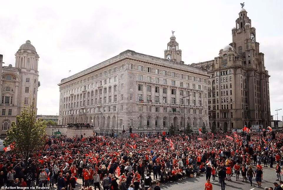 Chiếc xe buýt của Liverpool đi qua tổng cộng 7 địa điểm, thu hút sự chú ý của hàng nghìn người hâm mộ.