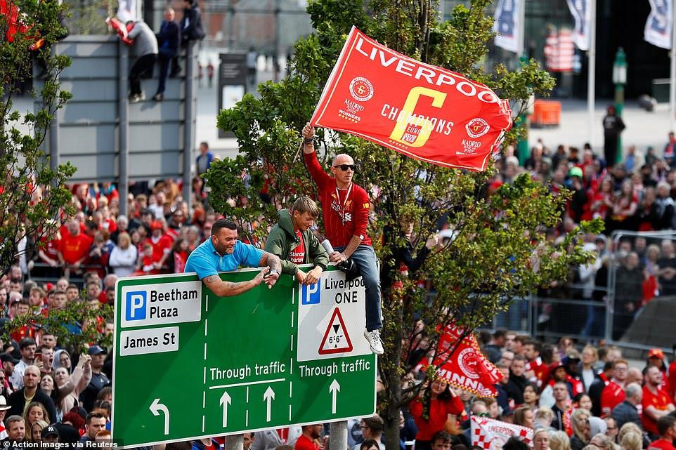 Những tấm biển quảng cáo chênh vênh được CĐV coi là "ghế VIP" để quan sát những cầu thủ thần tượng rõ nhất.