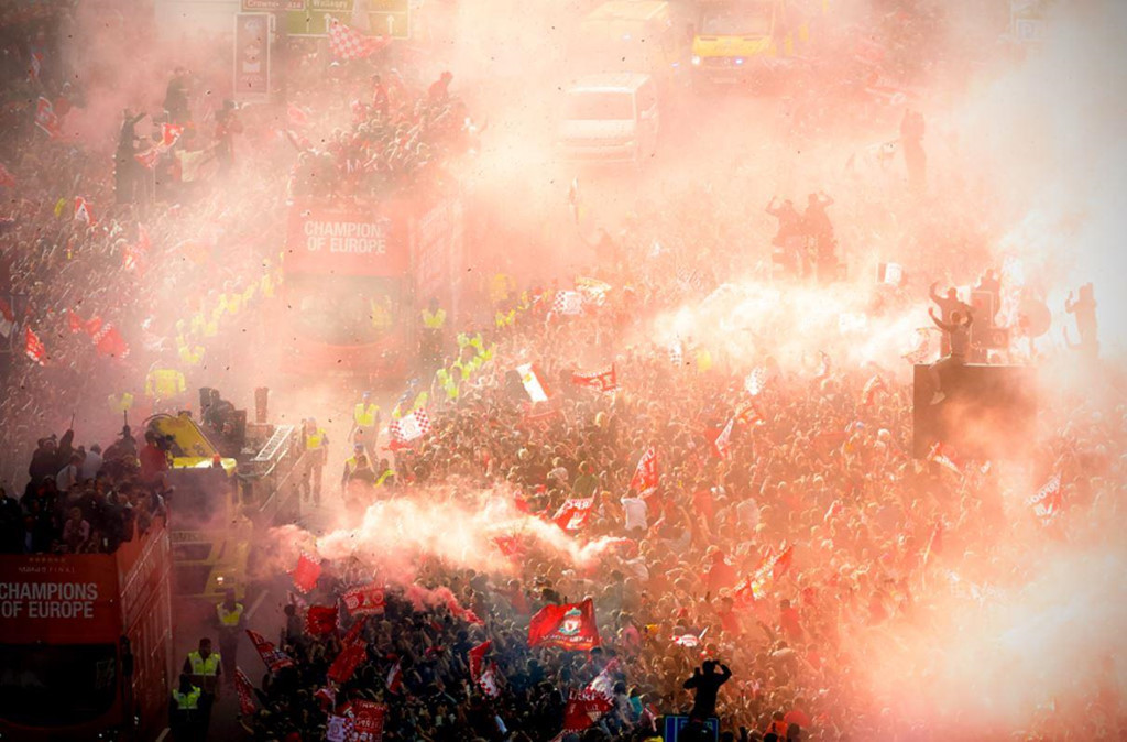 Khung cảnh đẹp đến khó tin ở The Strand trong lễ rước cúp của nhà tân vô địch Champions League.