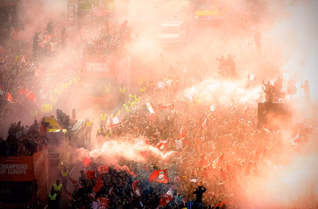 Khung cảnh đẹp đến khó tin ở The Strand trong lễ rước cúp của nhà tân vô địch Champions League.