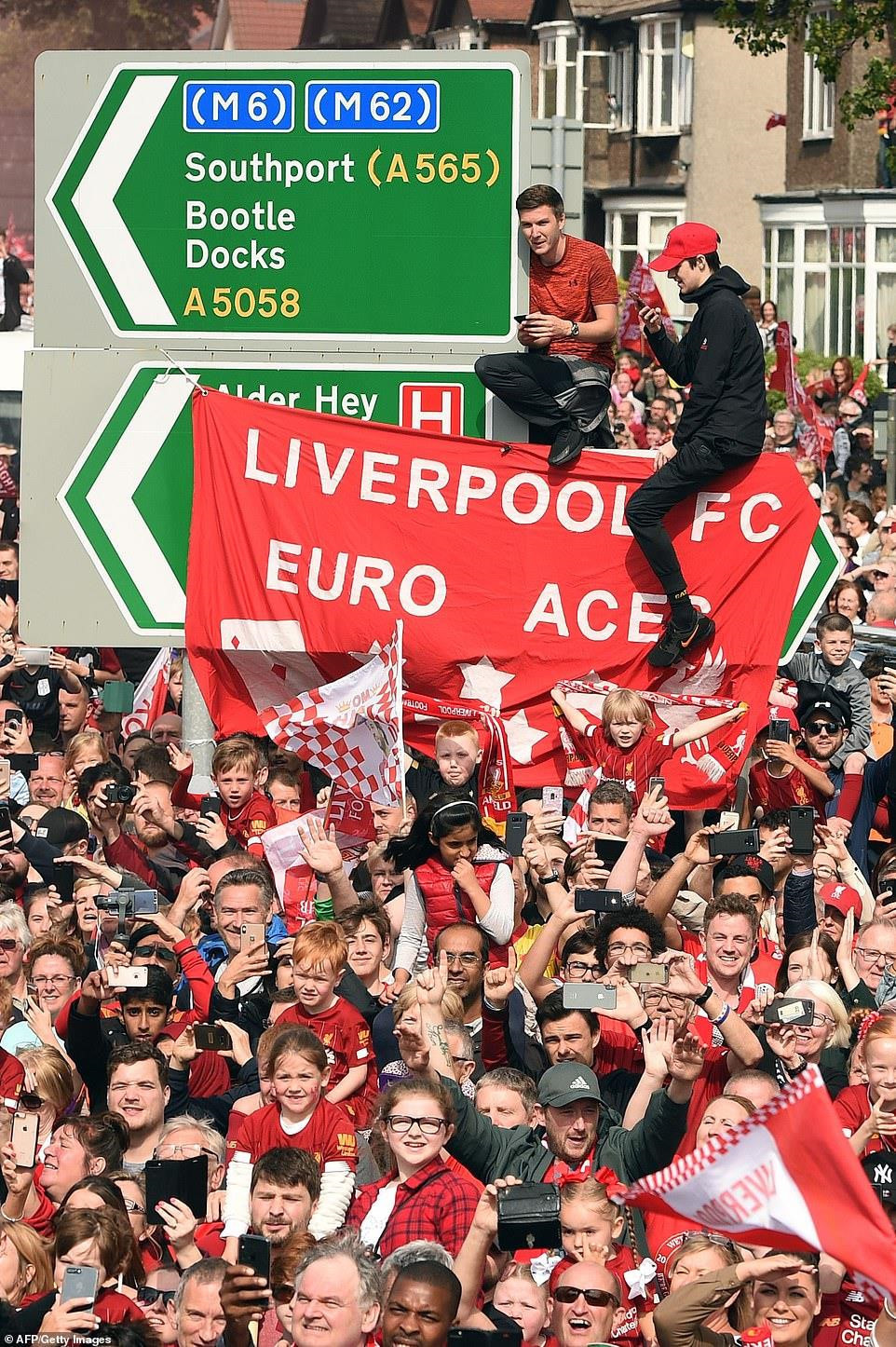 Hàng chục nghìn người đã đổ ra đường để tham dự buổi lễ rước cúp của Liverpool. CĐV tận dụng mọi chỗ trống để có cho mình vị trí quan sát tốt nhất chiếc xe buýt của nhà tân vô địch châu Âu.