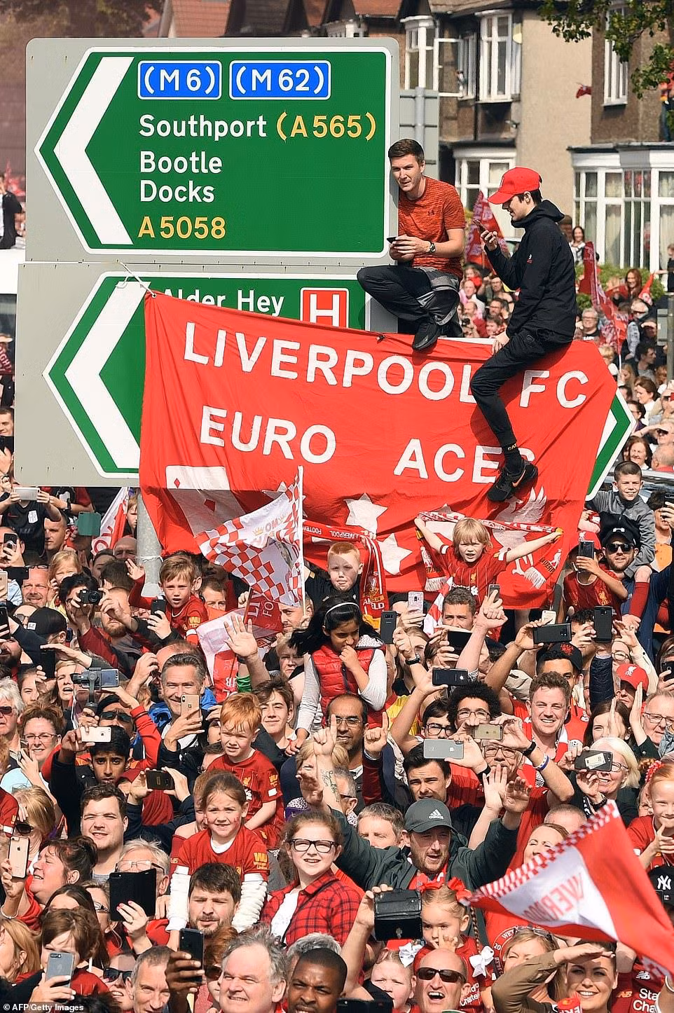 Hàng chục nghìn người đã đổ ra đường để tham dự buổi lễ rước cúp của Liverpool. CĐV tận dụng mọi chỗ trống để có cho mình vị trí quan sát tốt nhất chiếc xe buýt của nhà tân vô địch châu Âu.