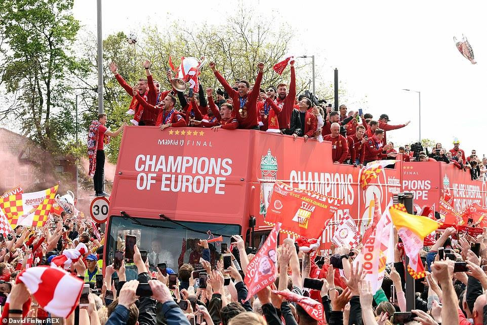 Đêm 2/6 (giờ Hà Nội), thầy trò HLV Juergen Klopp trở về Liverpool để tham dự buổi lễ ăn mừng chức vô địch Champions League mùa giải 2018/19 cùng người hâm mộ.