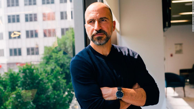 Dara Khosrowshahi là giám đốc điều hành của Uber, công ty start-up nổi tiếng bậc nhất thế giới. Trước đây, Khosrowshahi là CEO của Expedia, một công ty sách trực tuyến. Năm 2016, ông là một trong những CEO công nghệ được trả lương cao nhất với số tiền kiếm được khoảng 96 triệu USD, theo Forbes. Khosrowshahi ưa thích đồng hồ mang phong cách thể thao và có tính cổ điển như Chopard Mille Miglia 16/8997. Được biết, một chiếc có mẫu mã tương tự được rao bán với giá 4.100 USD, trong khi giá bán lẻ của nó lên tới 6.970 USD. Ảnh: CEOWORLD magazine.
