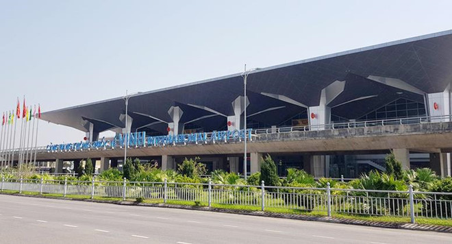 2 nhan vien san bay bi ky luat vi dua tre em vao khu vuc han che