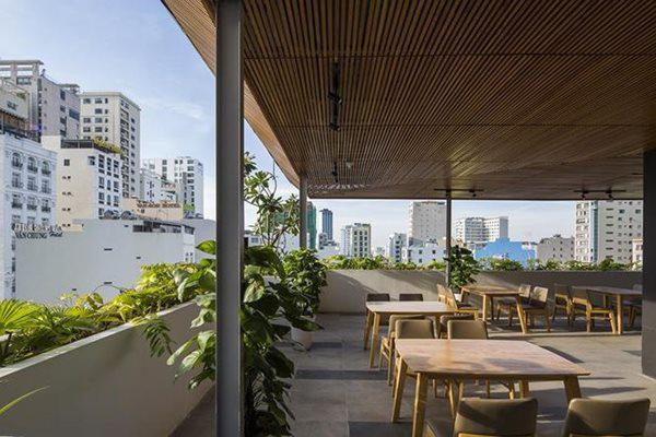 Khach san Da Nang mo phong vuon treo Babylon ngam la me-Hinh-6