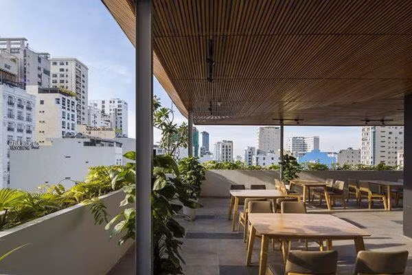 Khach san Da Nang mo phong vuon treo Babylon ngam la me-Hinh-6