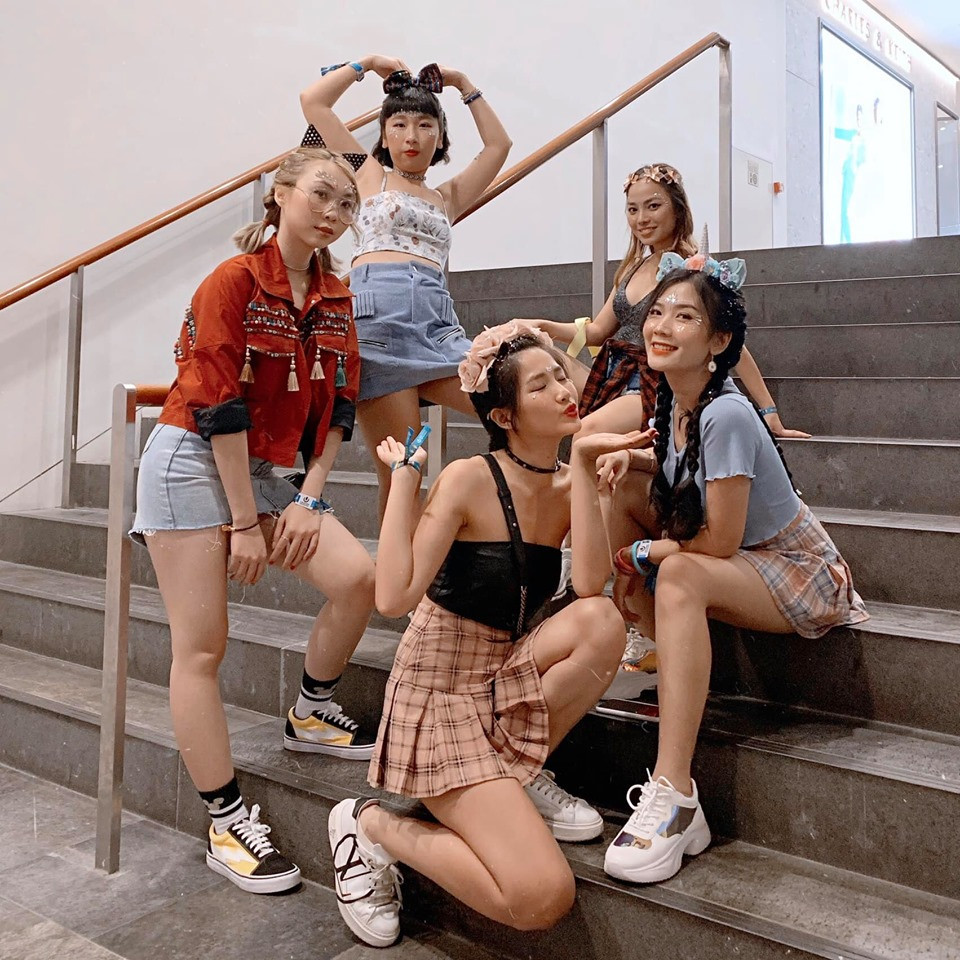 Kiều Trinh, Trang Hý hội ngộ cùng nhóm bạn thân, khép lại tin hot girl - hot boy Việt.