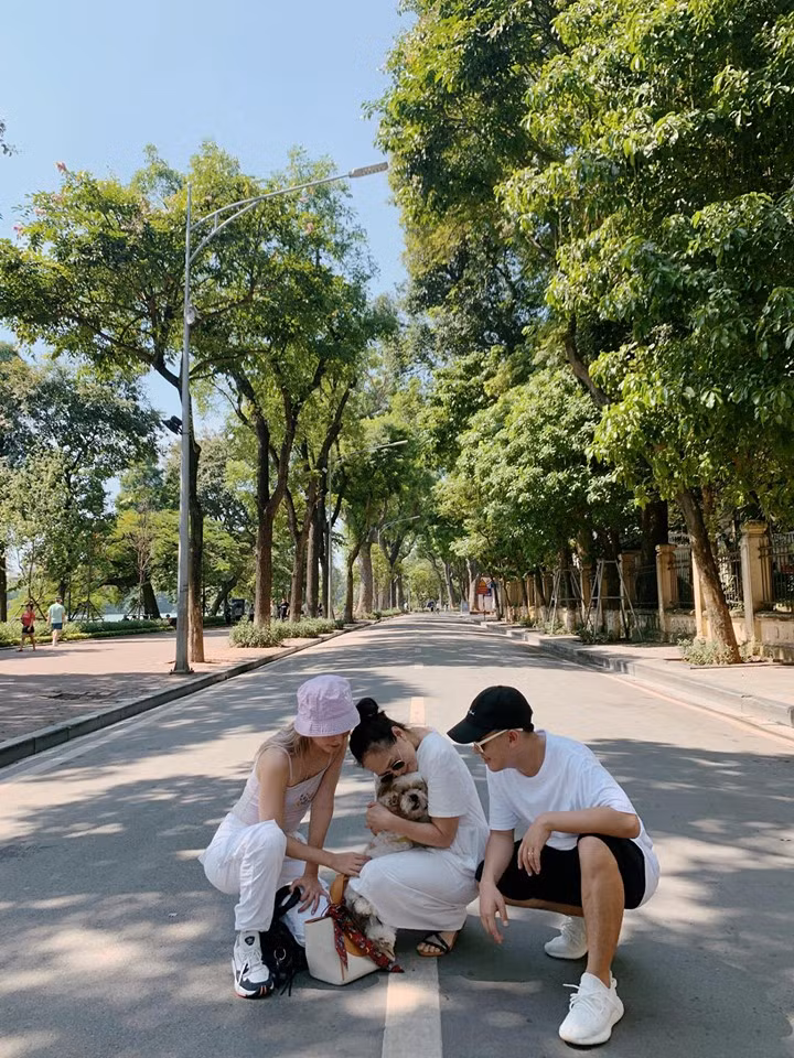 Phở đưa bạn gái và mẹ vợ tương lai đi dạo phố, góp mặt vào tin hot girl - hot boy Việt.