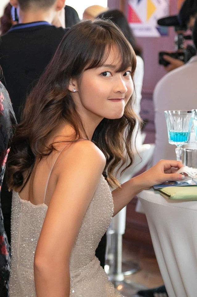 Làm mặt cau có, Khả Ngân hài hước: "Chiều buồn nghiêng nắng. Người đàn ông mặc váy là có thật".