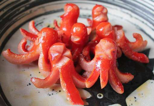 Những miếng xúc xích được cắt tua, rán lên xoăn lại như những con bạch tuộc nhỏ, rất dễ thương và ngon miệng.