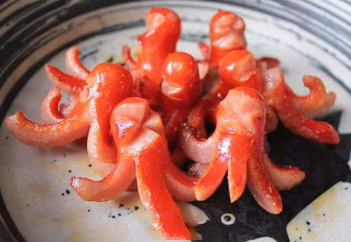 Những miếng xúc xích được cắt tua, rán lên xoăn lại như những con bạch tuộc nhỏ, rất dễ thương và ngon miệng.