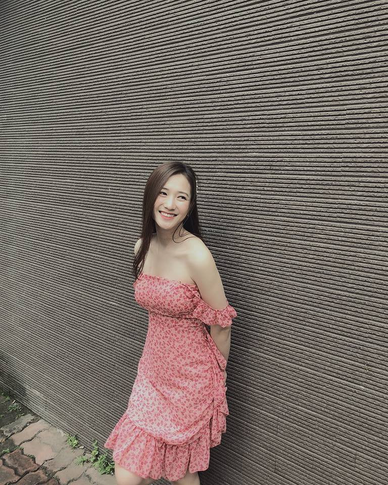 Cô thường xuyên diện váy hai dây gợi cảm, khoe vóc dáng thon gọn và làn da mịn màng không tì vết.