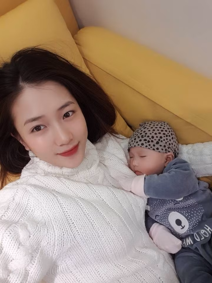 Thời gian ở cữ, Trâm Anh vẫn giữ được thần thái rạng ngời.