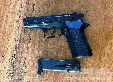 Che tien bo it, nu tiep vien goi ban mang sung den xu khach