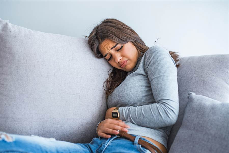 Bung day hoi, co gai di kham va that kinh phat hien di vat