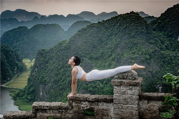 Yoga được biết đến như một phương pháp giữ gìn vóc dáng và nhan sắc được rất nhiều chị em theo đuổi.