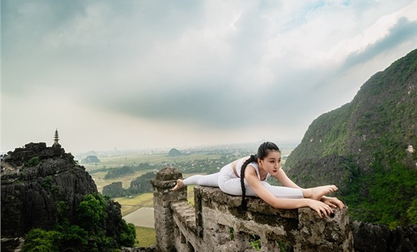 Ngoài ra, Bảo Châu còn từng nhận được nhiều huy chương ở bộ môn dancesport, yoga cả trong và ngoài nước. Chính bởi có nhiều kinh nghiệm nên Bảo Châu rất tự tin khi thực hiện bộ ảnh yoga đầy nguy hiểm này.