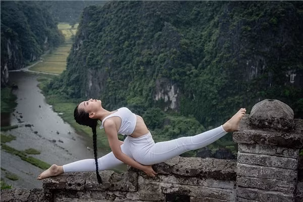 Mới đây, trên mạng xã hội liên tục chia bộ ảnh tập yoga của một cô gái trẻ. Theo đó, trên là một bức tường đá và dưới nhìn xuống là vực thẳm nhưng cô gái vẫn rất tự tin tạo dáng ở những tư thế khó.