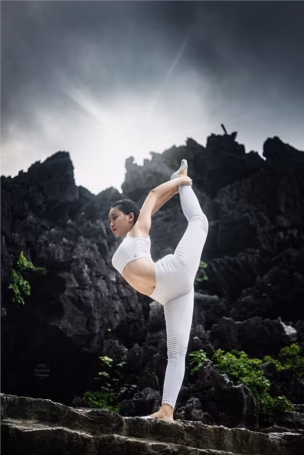 Cư dân mạng cho rằng, việc thực hiện các động tác yoga trên bức tường đá như vậy là nguy hiểm vì hai bên đều là vách núi dựng đứng. Nếu không cẩn thận, người thực hiện có thể gặp tai nạn.