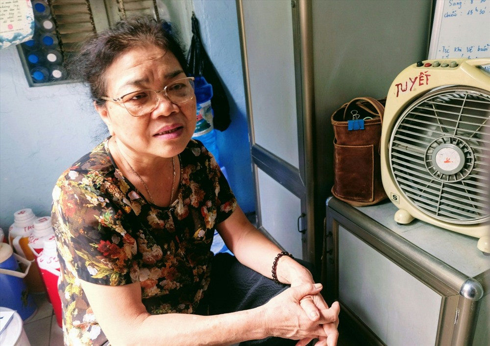 Dieu duong vien ve huu ngay nau 50 lit nuoc mien phi phuc vu benh nhan-Hinh-3