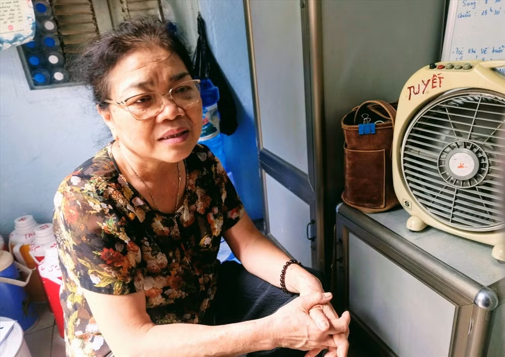 Dieu duong vien ve huu ngay nau 50 lit nuoc mien phi phuc vu benh nhan-Hinh-3