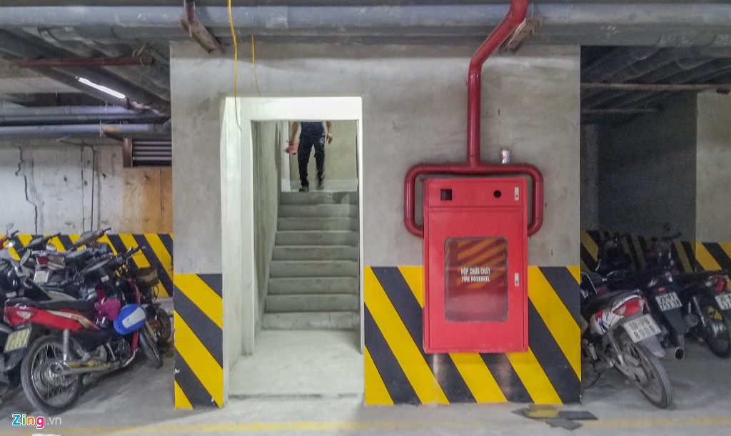 Cầu thang xuống hầm gửi xe không hề có cửa chống cháy, toàn bộ hộp chữa cháy ở tầng hầm không có bình bọt. Hệ thống nút báo cháy không hoạt động hoặc bị bỏ trống.