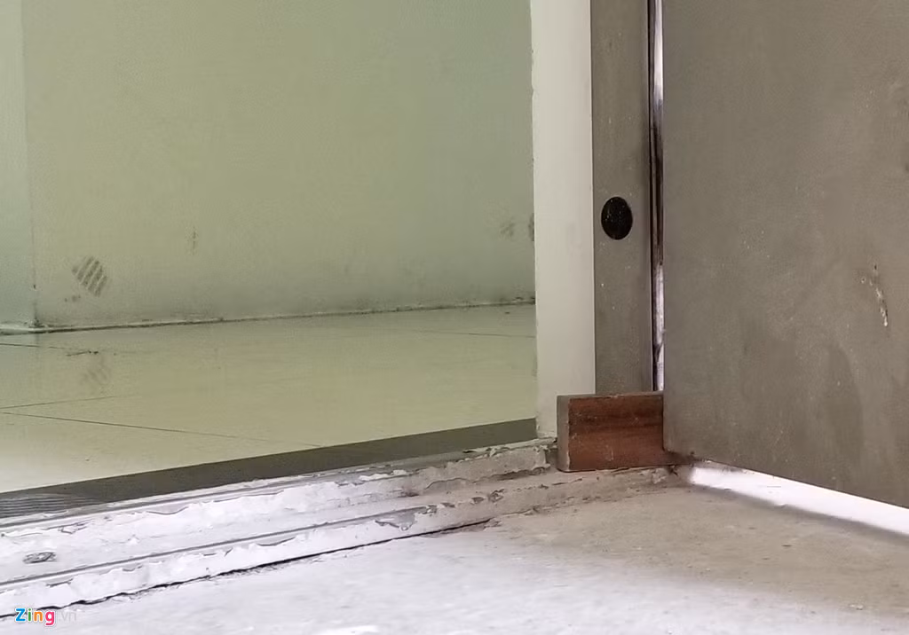 Cửa thoát hiểm luôn trong tình trạng mở do bị chèn. Việc để các cửa luôn mở khiến cầu thang thoát hiểm trở nên vô dụng, thậm chí gây họa lớn hơn nếu xảy ra cháy.