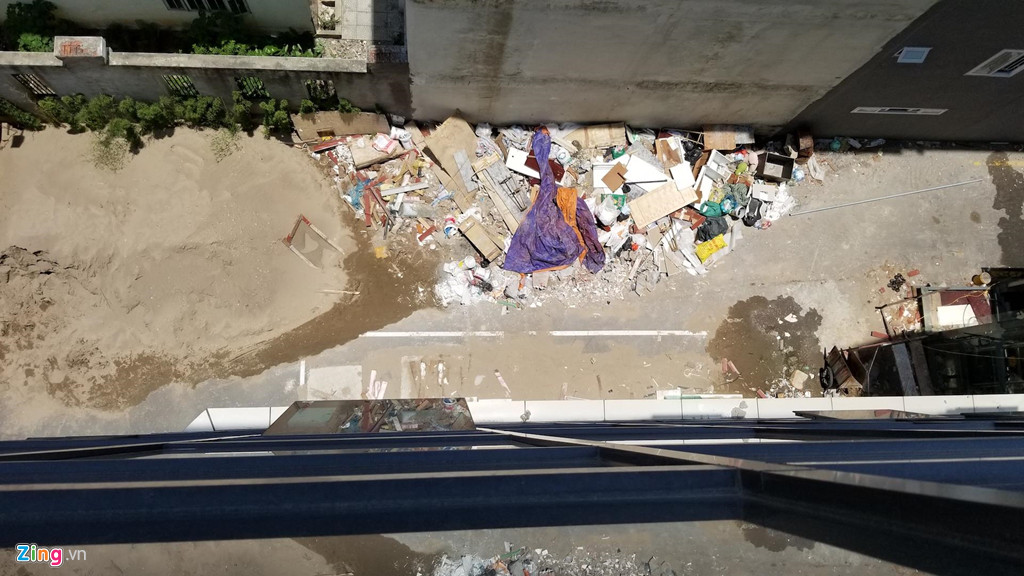 Nhìn từ trên cao, đường đi xung quanh toà nhà bị chặn bởi đất, cát xây dựng, rác thải... Cư dân của toà nhà phàn nàn chung cư không có không gian sinh hoạt chung, không có khu vực cho trẻ em vui chơi, thư giãn. *) Title do Kiến Thức biên tập lại