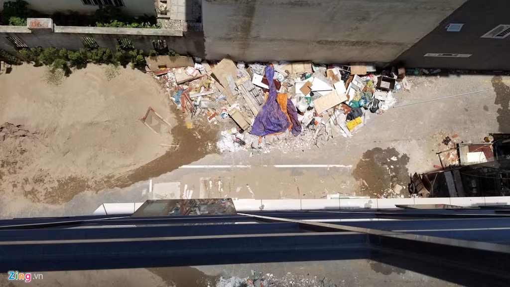 Nhìn từ trên cao, đường đi xung quanh toà nhà bị chặn bởi đất, cát xây dựng, rác thải... Cư dân của toà nhà phàn nàn chung cư không có không gian sinh hoạt chung, không có khu vực cho trẻ em vui chơi, thư giãn. *) Title do Kiến Thức biên tập lại