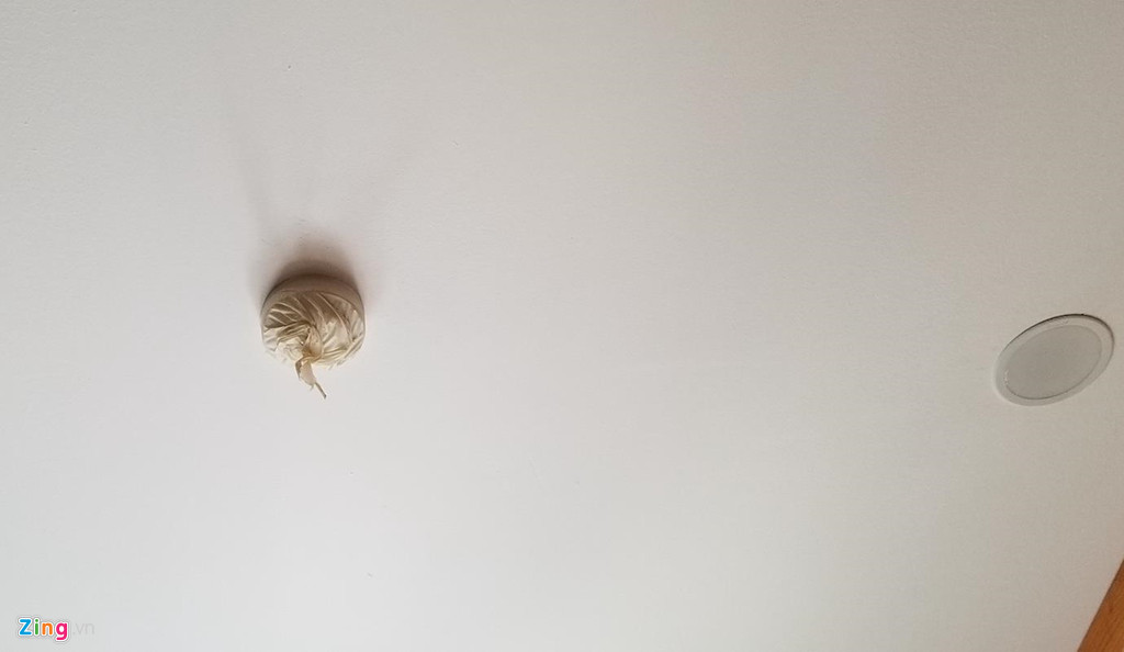 Chuông báo cháy trong nhà bị bịt nylon. Anh Đức (38 tuổi) chi gần 2 tỷ đồng cho một căn hộ của chung cư Mỹ Sơn Tower từ năm 2016 (gần 30 triệu đồng/m2) nhưng phải thuê nhà ở trọ bên ngoài gần 2 năm. Dự kiến bàn giao vào đầu năm 2016 nhưng đến đầu năm 2018, người dân vẫn chưa có nhà để ở.