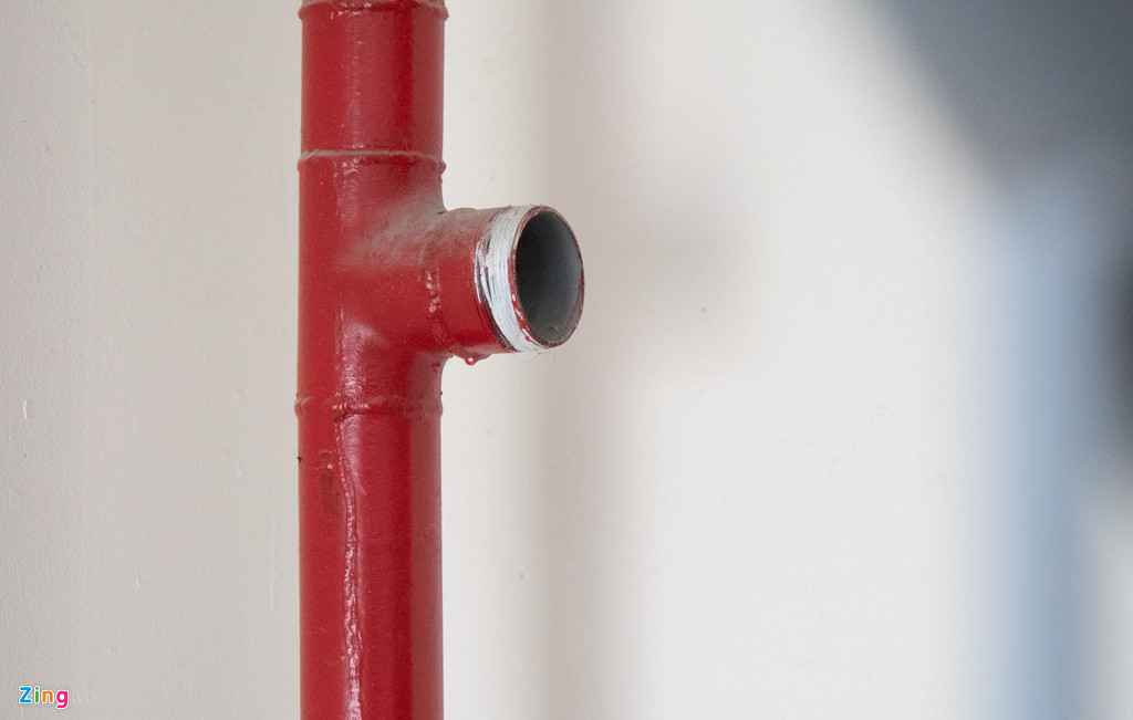 Đường ống cấp nước chữa cháy không có nắp đậy. Cư dân toà nhà cho biết hệ thống điện của chung cư cũng rất kém, tình trạng sập nguồn xảy ra thường xuyên, đặc biệt là vào những ngày Hà Nội nắng nóng.