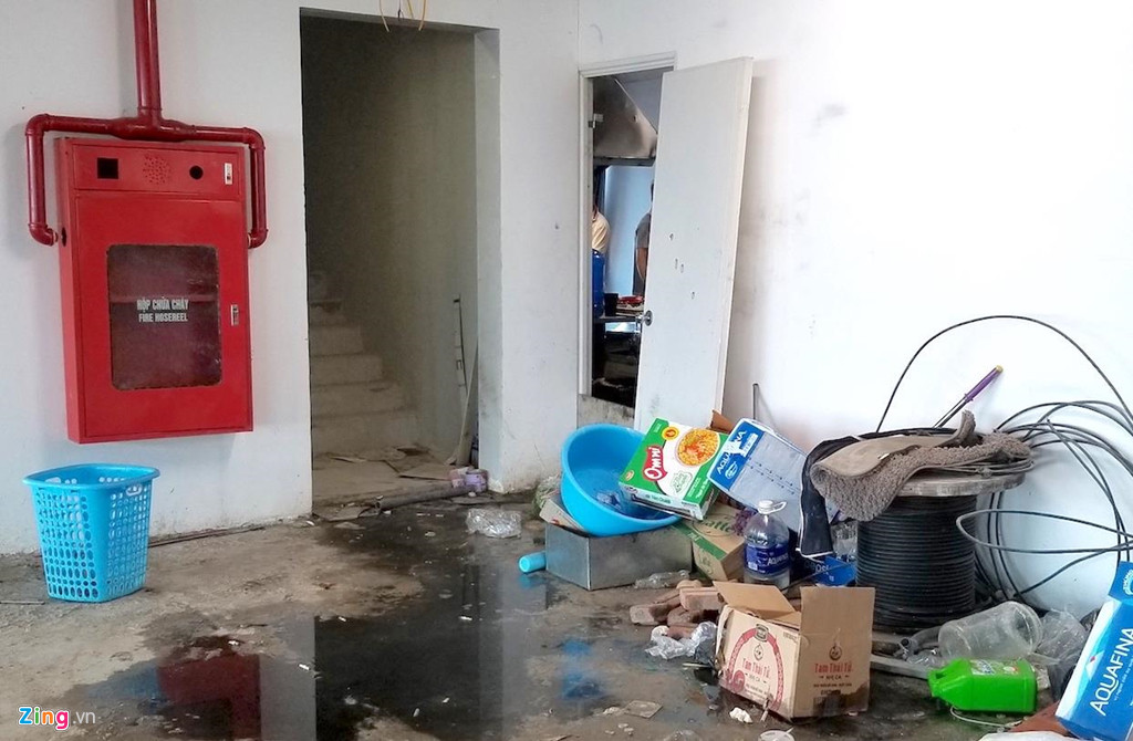 Quán Cyber Games lớn được mở ở tầng 4 của toà nhà. Khu bếp của quán game đặt ngay cạnh cầu thang thoát hiểm, hộp chữa cháy được đặt ở đầu cầu thang nhưng không thấy bóng dáng bình cứu hoả bên trong.