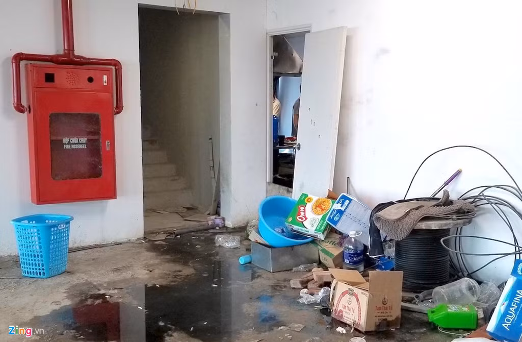 Quán Cyber Games lớn được mở ở tầng 4 của toà nhà. Khu bếp của quán game đặt ngay cạnh cầu thang thoát hiểm, hộp chữa cháy được đặt ở đầu cầu thang nhưng không thấy bóng dáng bình cứu hoả bên trong.