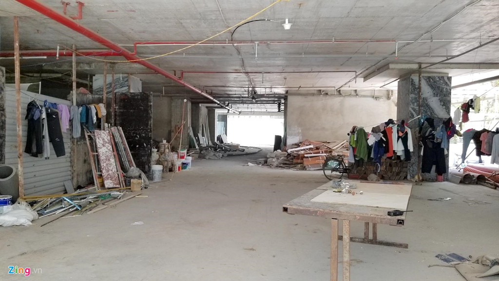 Khung cảnh tầng 1 của toà nhà. Sau hơn 3 năm kể từ ngày dự kiến bàn giao, 4 tầng nổi dành cho trung tâm thương mại - dịch vụ vẫn trong tình trạng xây dựng dở dang. Chiều 11/6, hệ thống điện quá tải khiến toà chung cư mất điện hoàn toàn. Sự cố khiến thang máy đang chở cư dân dừng hoạt động, nhiều người bị mắc kẹt bên trong. Người dân và ban quản lý toà nhà phải cạy cửa thang máy, giải cứu những người bị mắc kẹt.