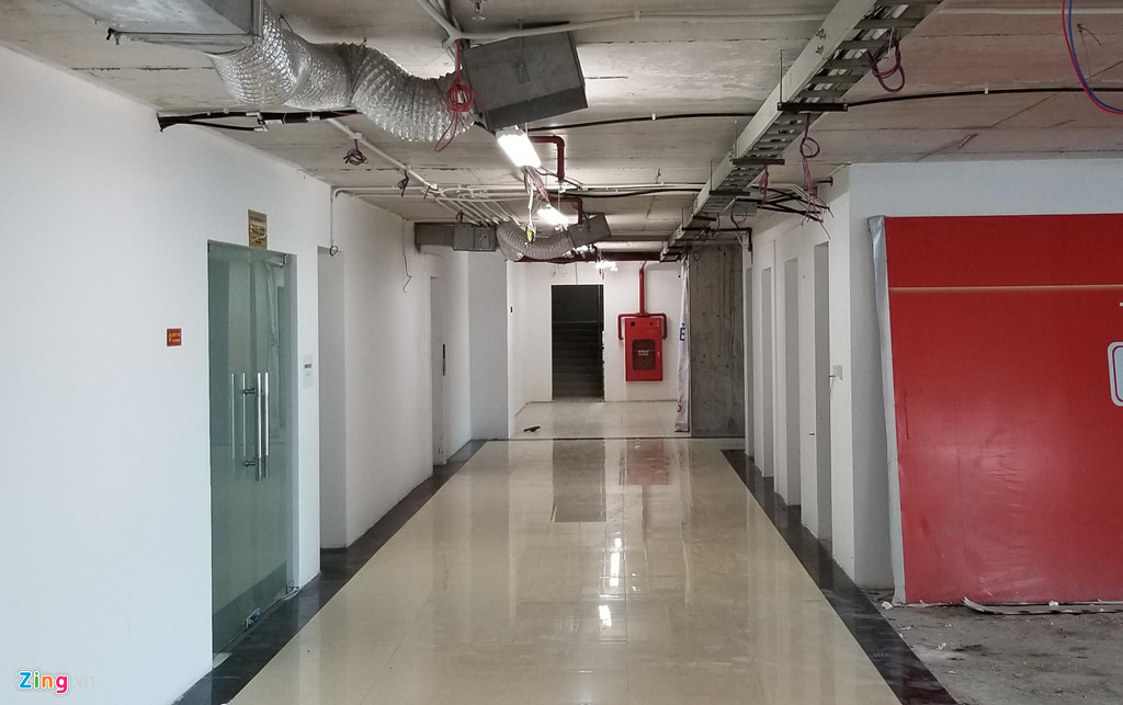 Khu vực dịch vụ, văn phòng vẫn chưa hoàn thiện nhưng nhiều công ty đã thuê và đặt trụ sở làm việc tại đây mặc cho những đường dây điện, ống thoát khí trên trần nhà treo lủng lẳng, không được che đậy.