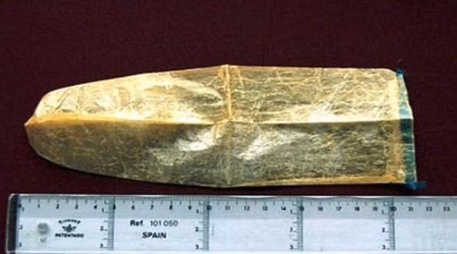 Thời xưa, bao cao su được làm từ ruột cừu, dê, bò... Nhưng quá trình sản xuất dùng nguyên liệu này mất thời gian, tốn kém.