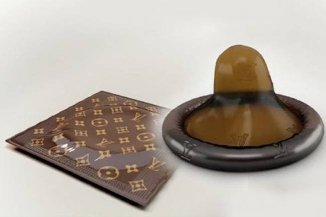 Chiếc bao cao su này có giá 68 USD (~1,58 triệu/chiếc). Sản phẩm có bao bì bên ngoài in logo LV với màu nâu. Thậm chí, bao cao su bên trong cũng có màu nâu.